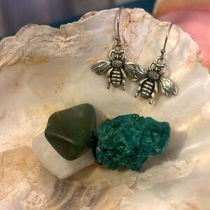 Hand Crafted Simple BEEEE 🐝 Happy Earrings